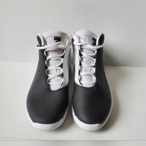 Nike Woman's Black and White Sneakers Sz 10